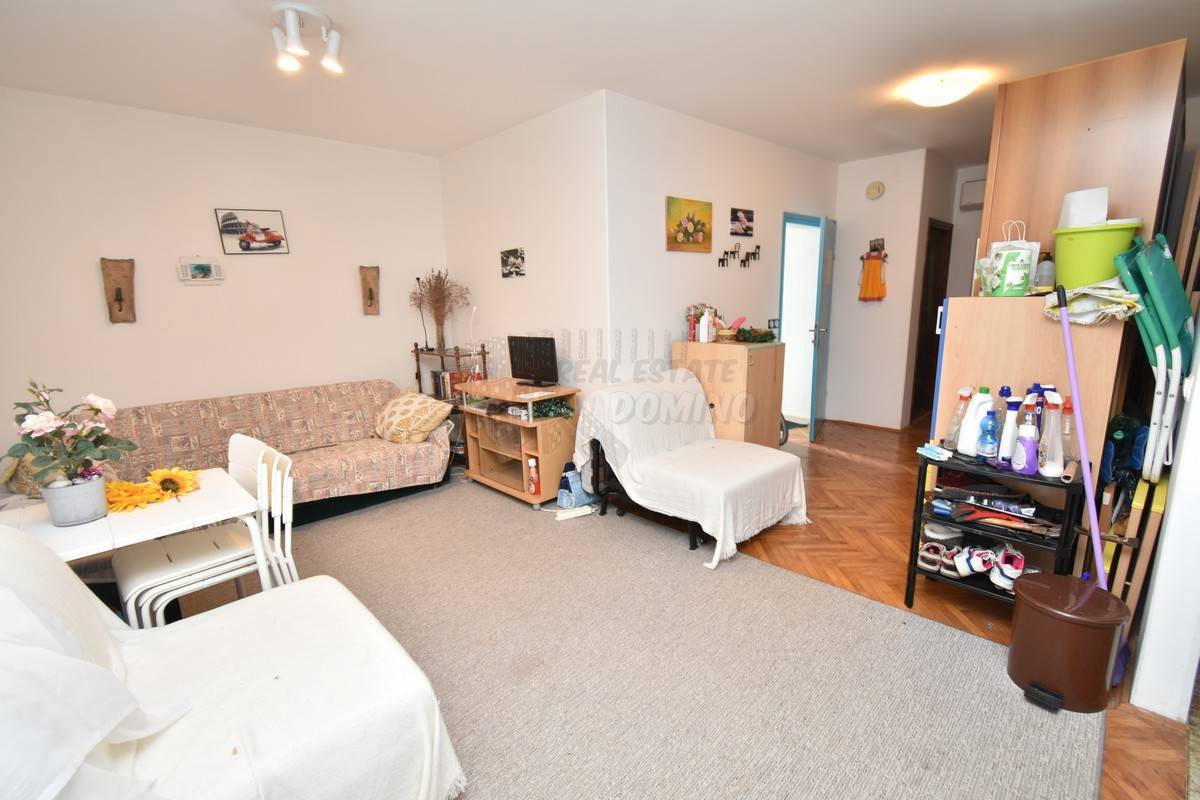 Casa con 3 appartamenti separati e un giardino! Njivice