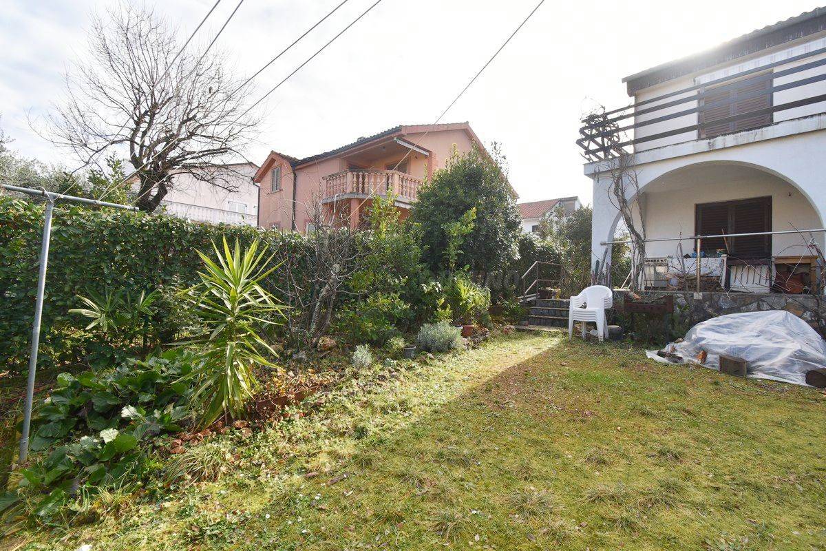 Casa con 3 appartamenti separati e un giardino! Njivice
