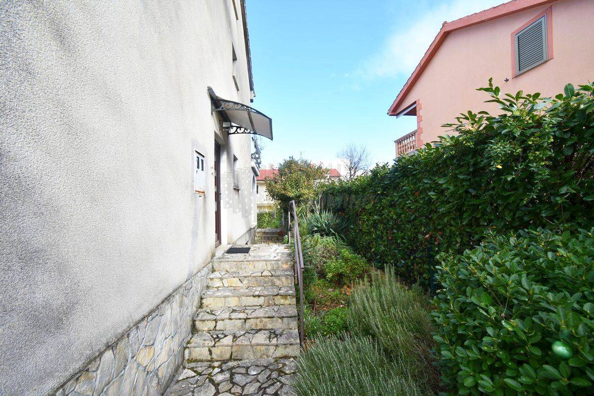 Casa con 3 appartamenti separati e un giardino! Njivice