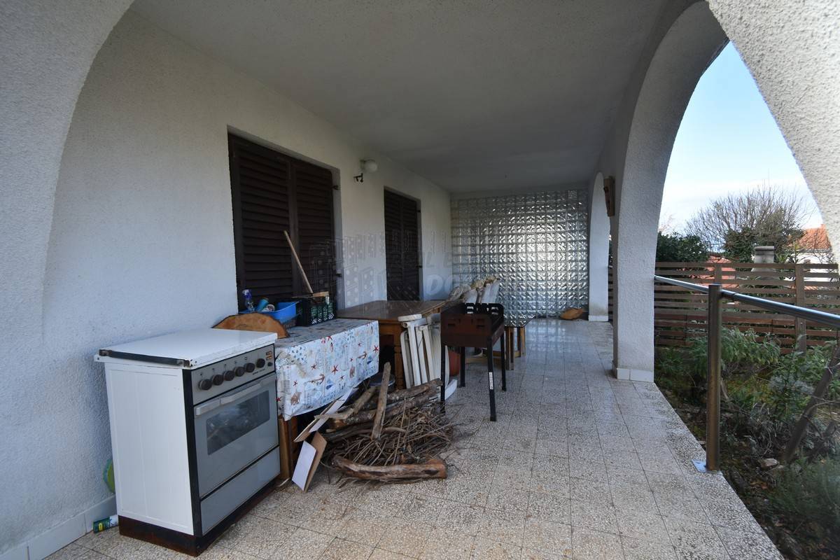 Casa con 3 appartamenti separati e un giardino! Njivice