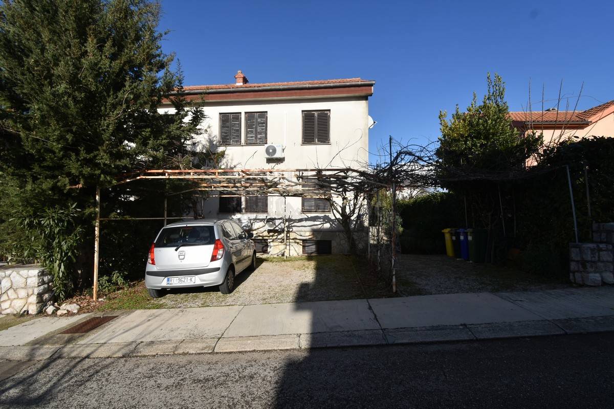 Casa con 3 appartamenti separati e un giardino! Njivice