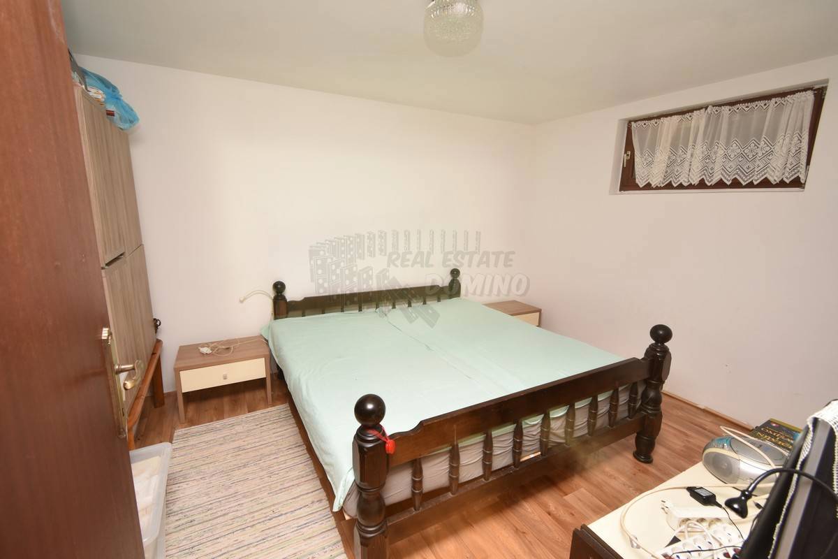 Casa con 3 appartamenti separati e un giardino! Njivice