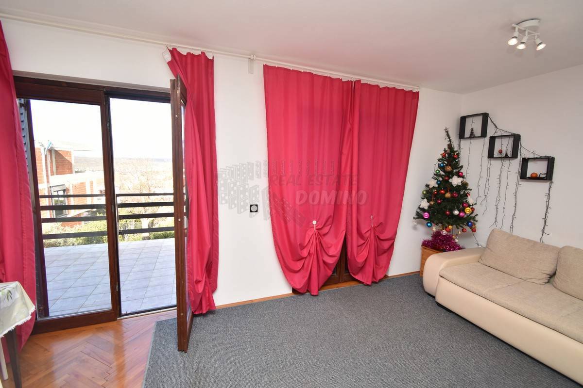 Casa con 3 appartamenti separati e un giardino! Njivice