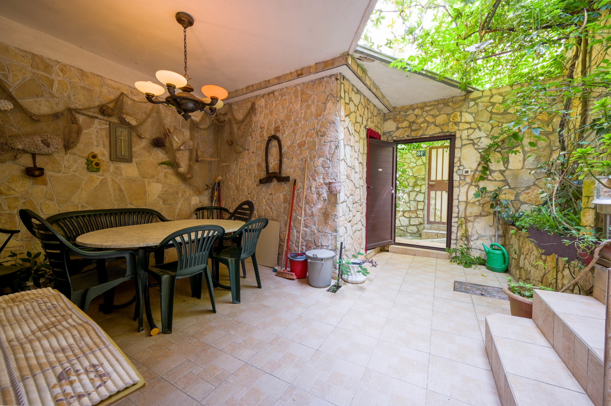 Splendide case in pietra nella parte vecchia di Murter con vista mare e parcheggio