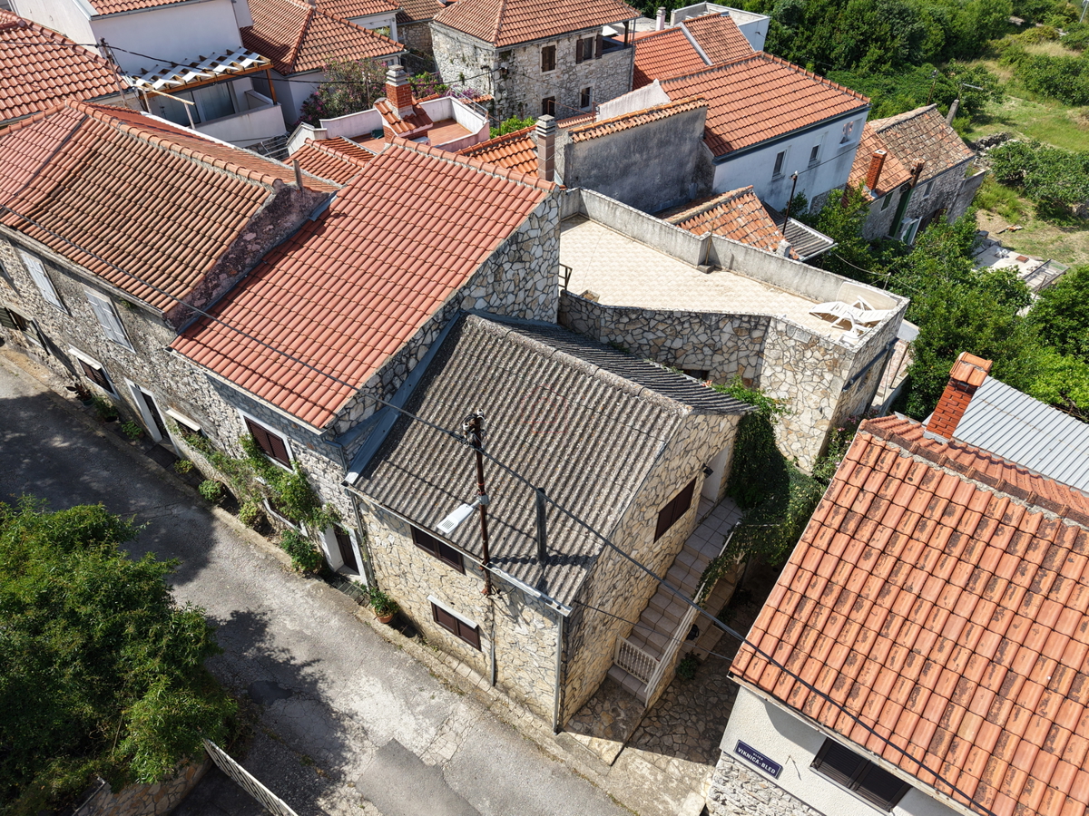 Splendide case in pietra nella parte vecchia di Murter con vista mare e parcheggio