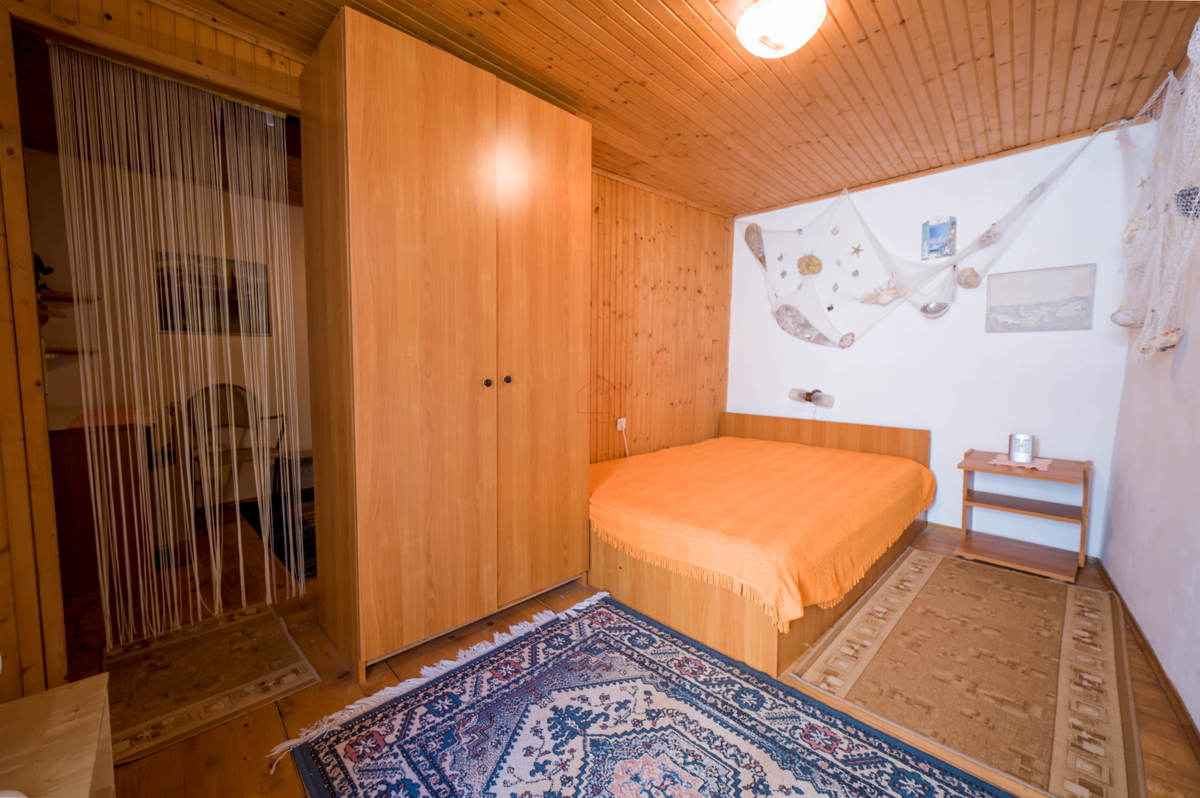 Splendide case in pietra nella parte vecchia di Murter con vista mare e parcheggio