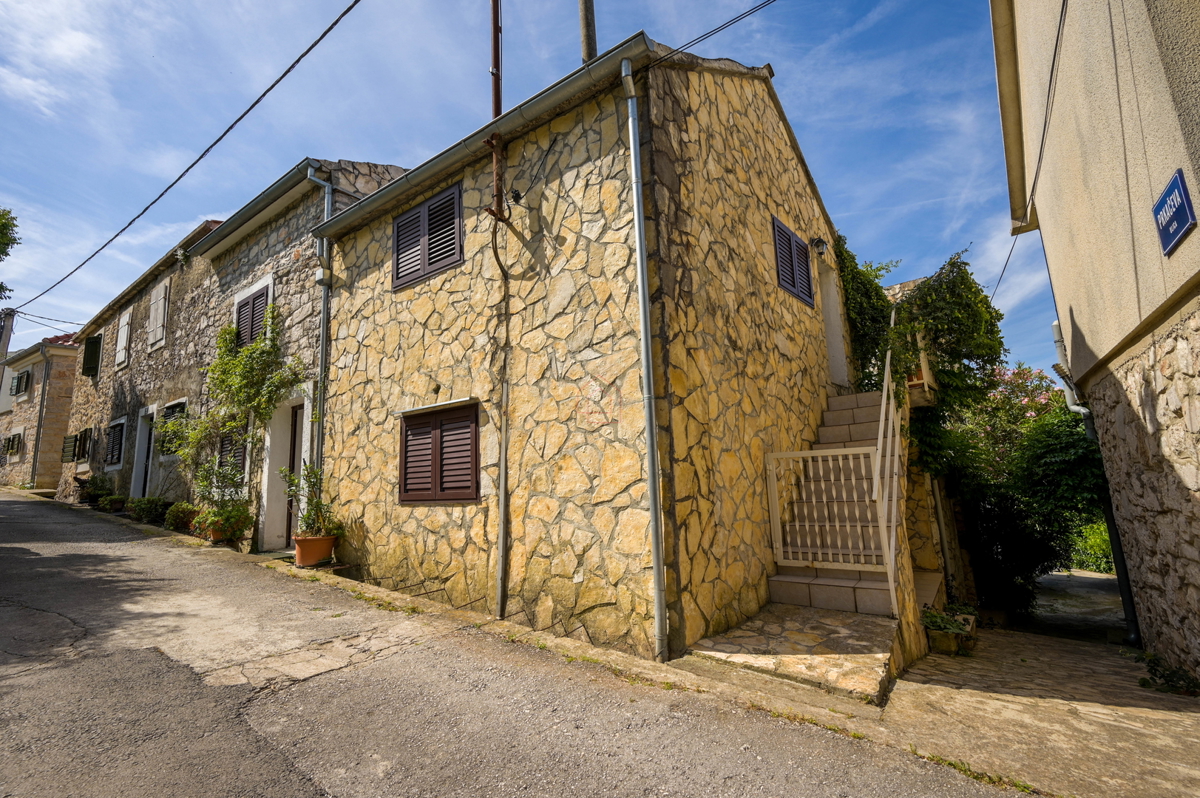 Splendide case in pietra nella parte vecchia di Murter con vista mare e parcheggio