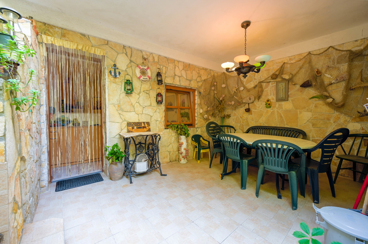 Splendide case in pietra nella parte vecchia di Murter con vista mare e parcheggio