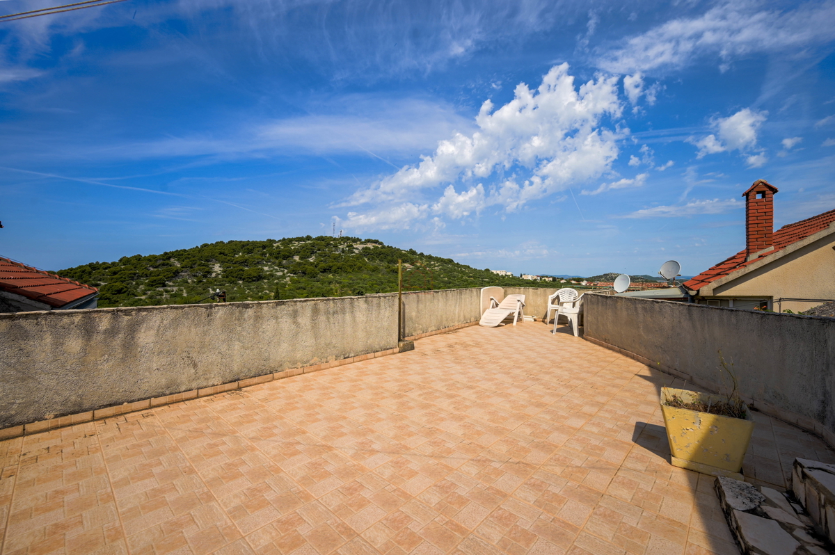 Splendide case in pietra nella parte vecchia di Murter con vista mare e parcheggio