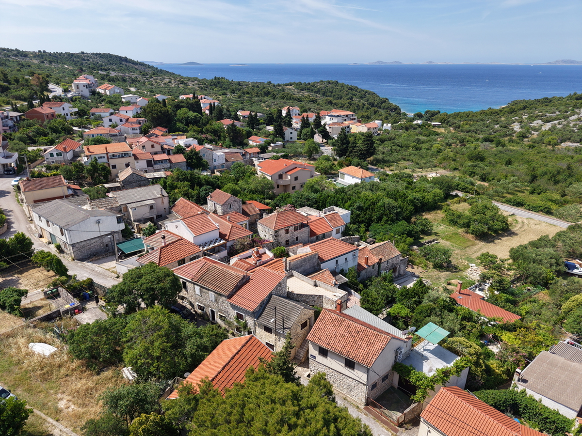 Splendide case in pietra nella parte vecchia di Murter con vista mare e parcheggio