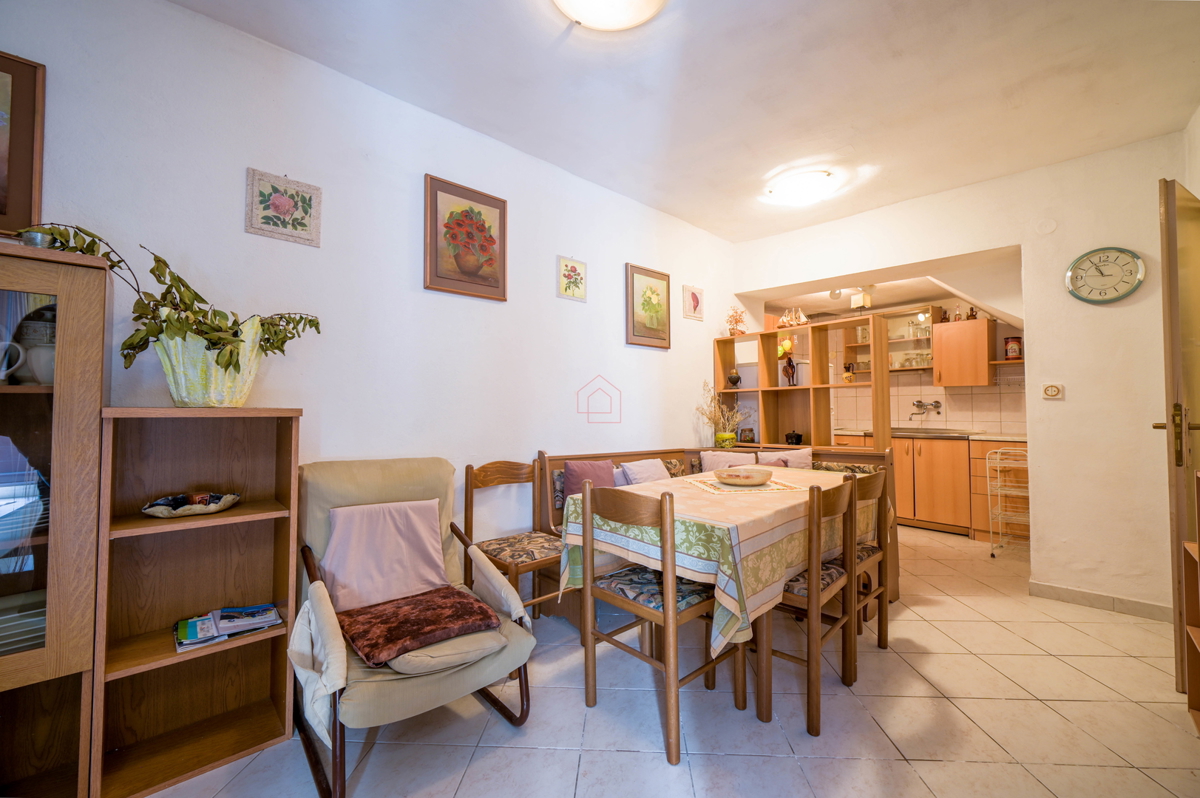 Splendide case in pietra nella parte vecchia di Murter con vista mare e parcheggio