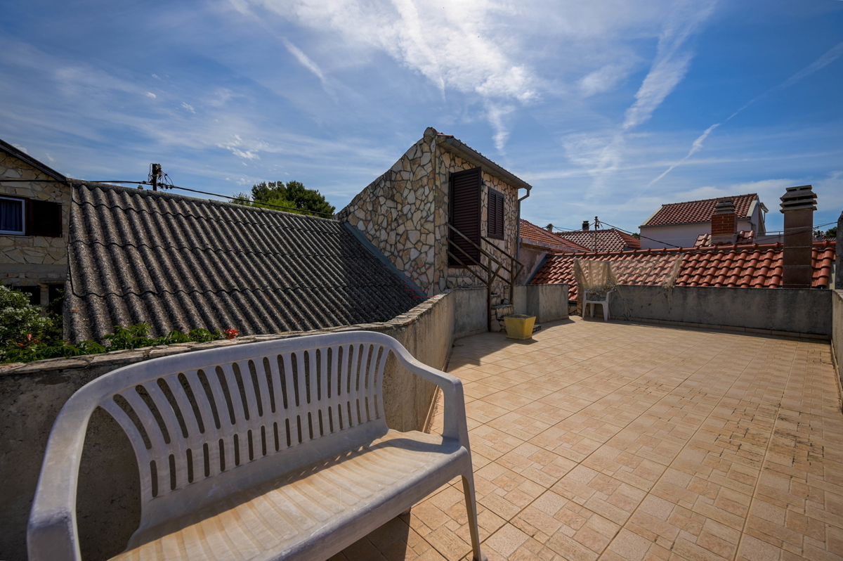 Splendide case in pietra nella parte vecchia di Murter con vista mare e parcheggio