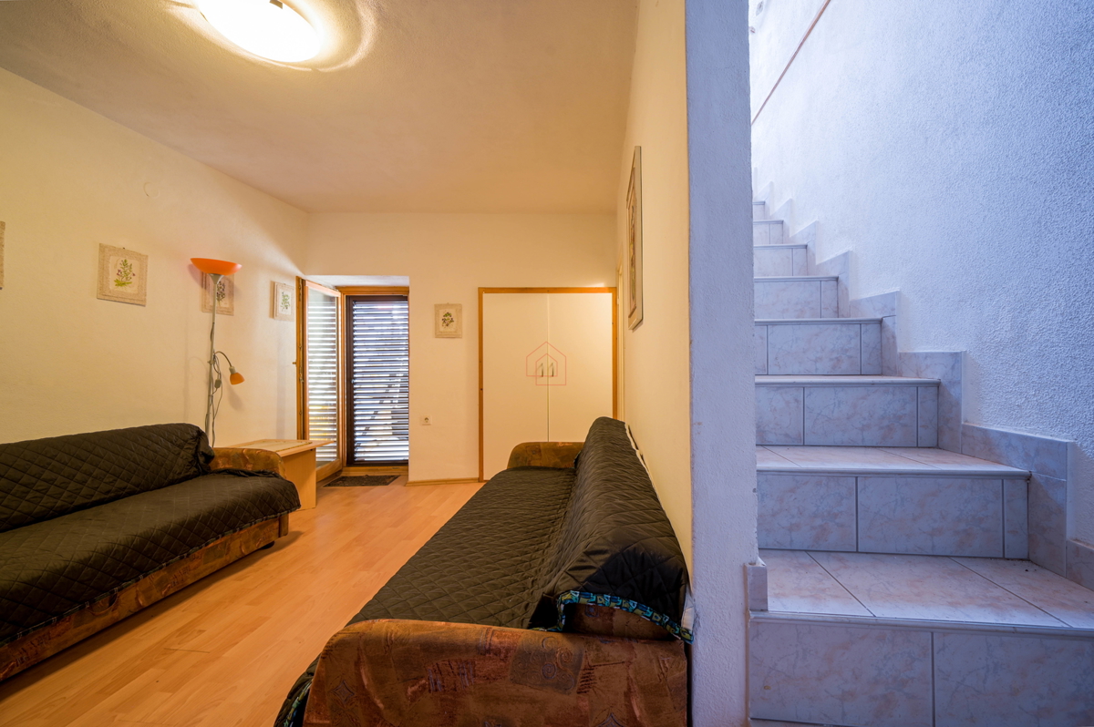 Splendide case in pietra nella parte vecchia di Murter con vista mare e parcheggio