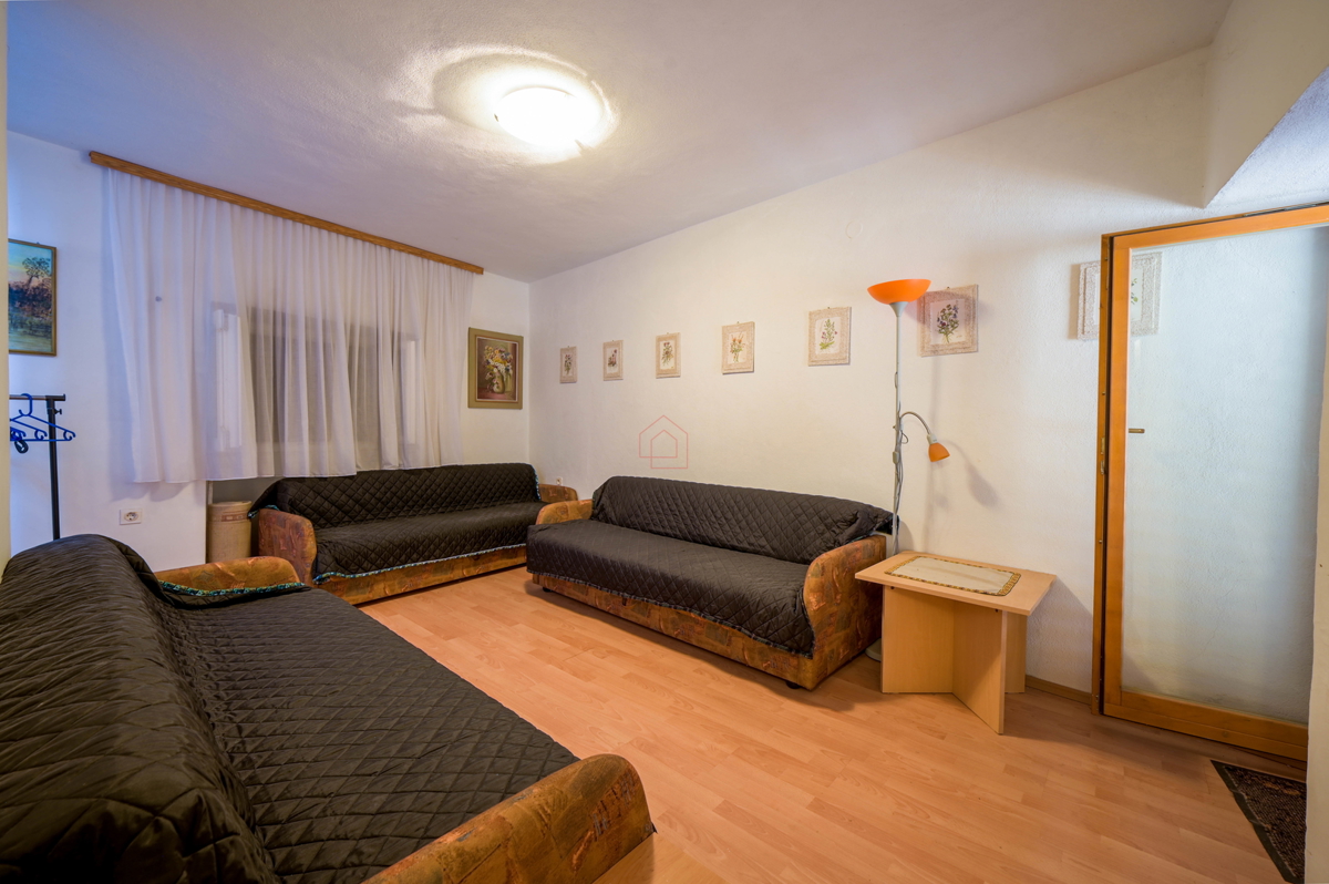 Splendide case in pietra nella parte vecchia di Murter con vista mare e parcheggio