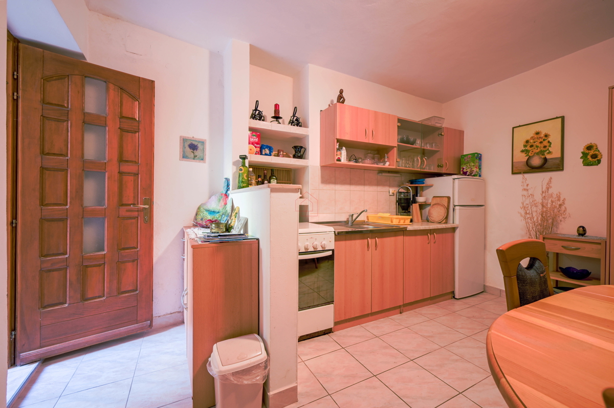 Splendide case in pietra nella parte vecchia di Murter con vista mare e parcheggio