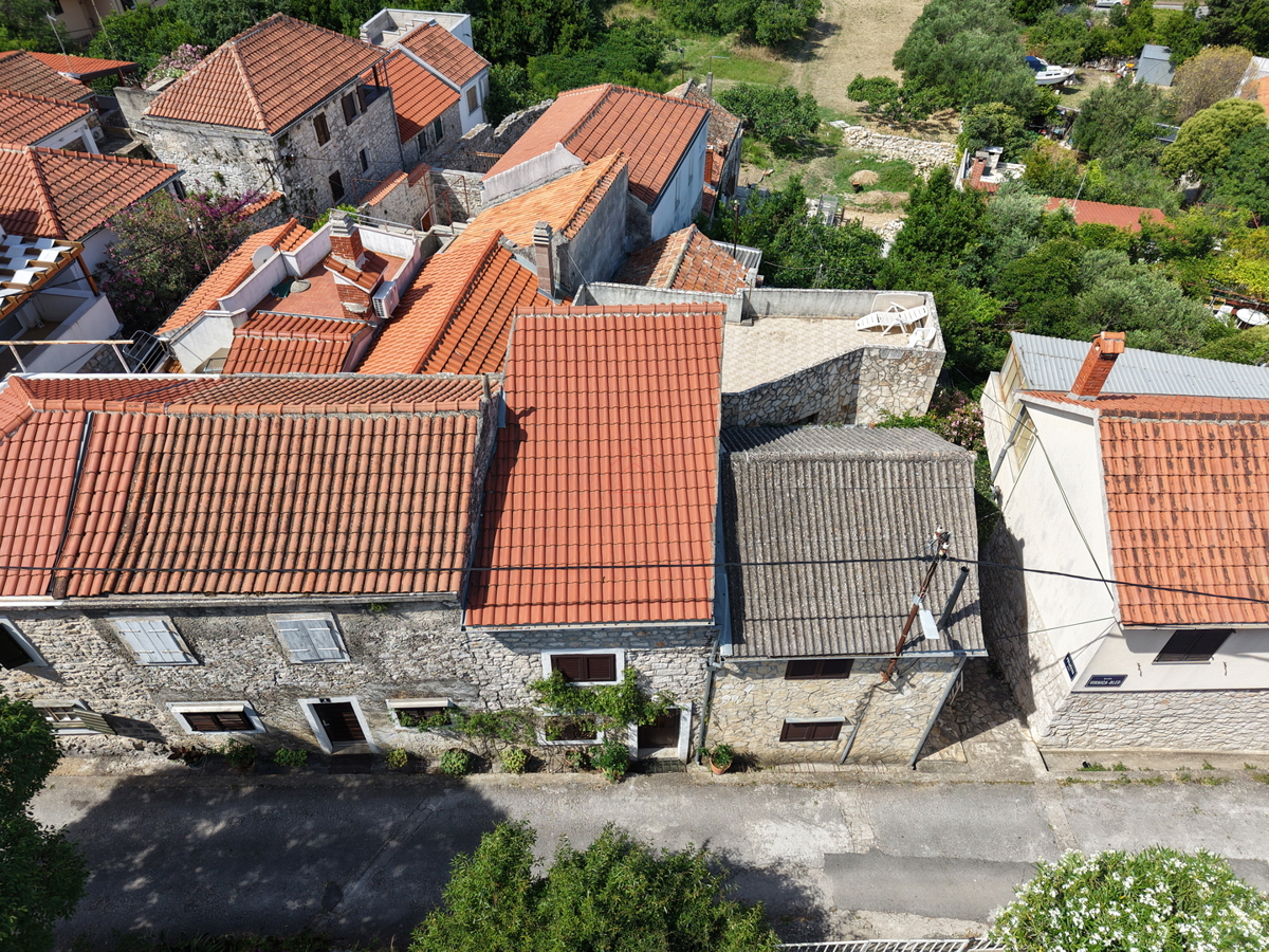 Splendide case in pietra nella parte vecchia di Murter con vista mare e parcheggio