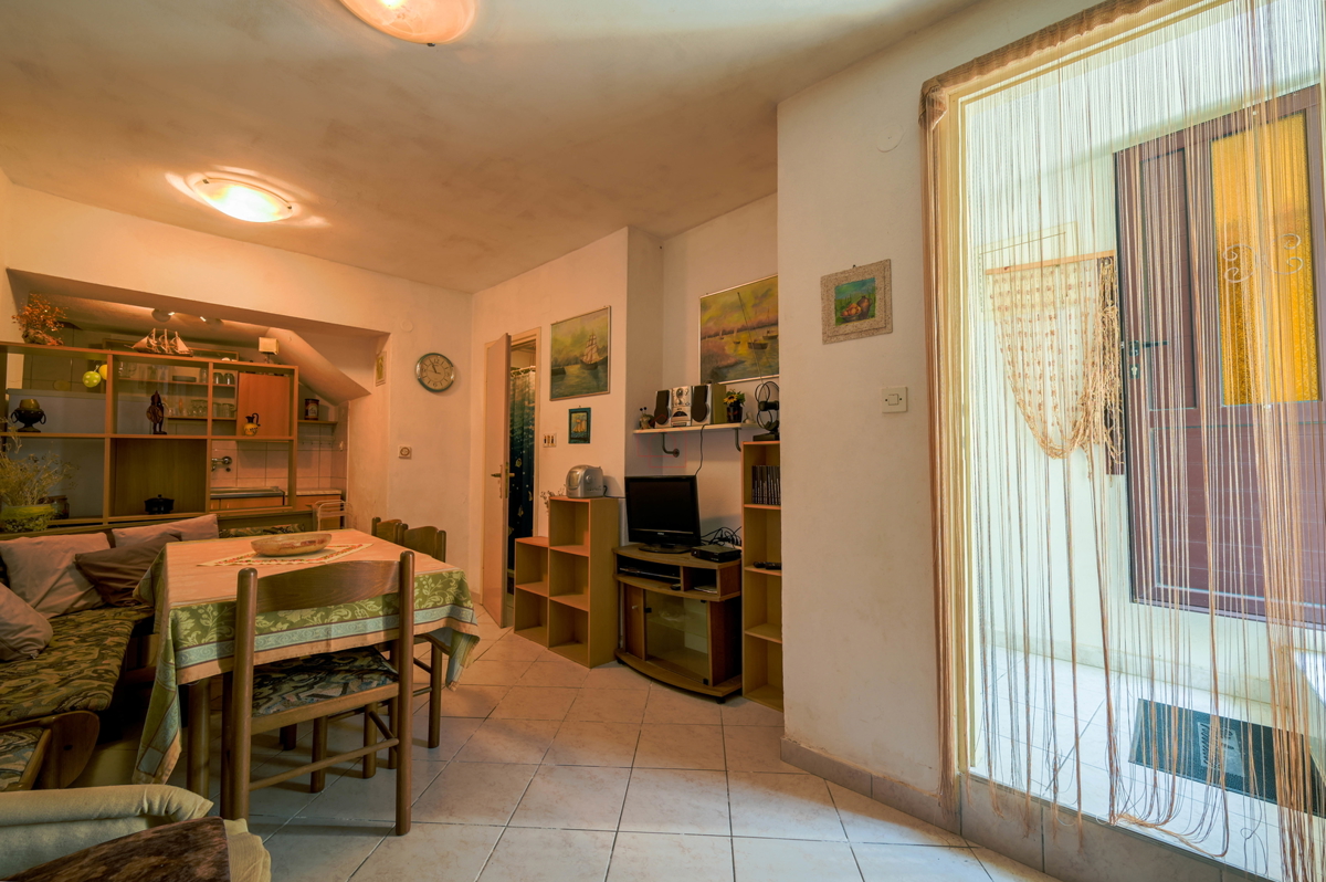 Splendide case in pietra nella parte vecchia di Murter con vista mare e parcheggio