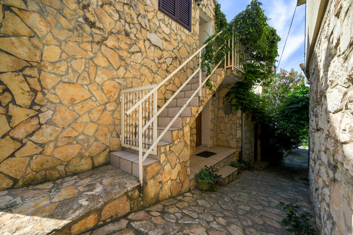 Splendide case in pietra nella parte vecchia di Murter con vista mare e parcheggio