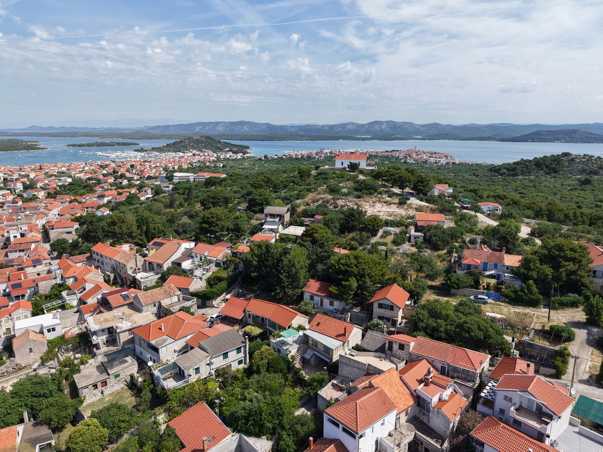 Splendide case in pietra nella parte vecchia di Murter con vista mare e parcheggio