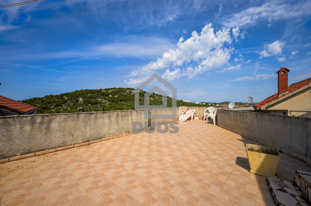 Splendide case in pietra nella parte vecchia di Murter con vista mare e parcheggio