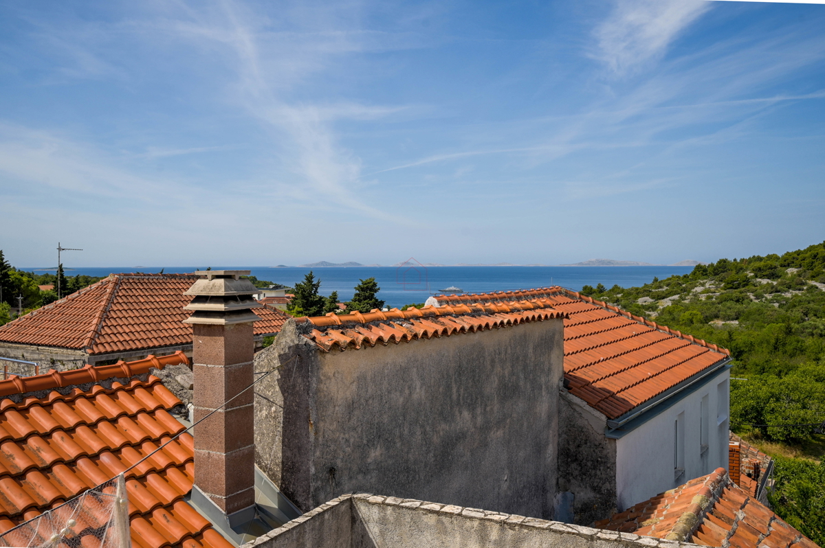 Splendide case in pietra nella parte vecchia di Murter con vista mare e parcheggio