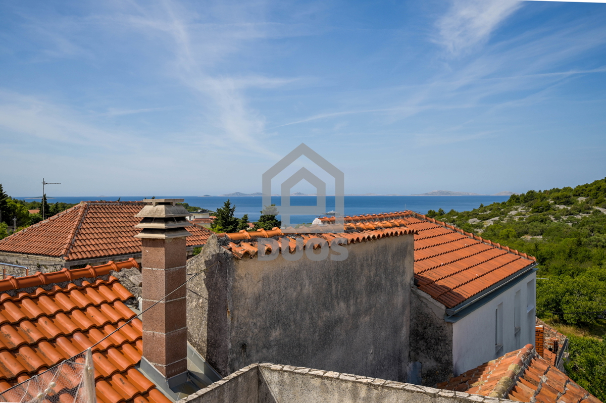 Splendide case in pietra nella parte vecchia di Murter con vista mare e parcheggio