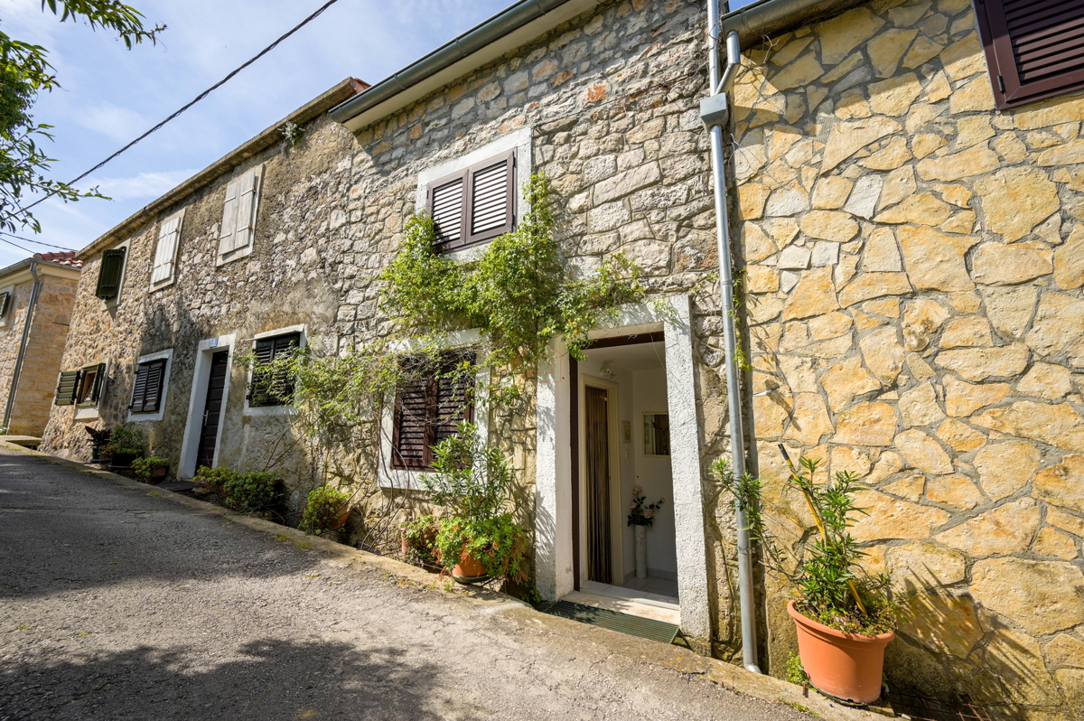 Splendide case in pietra nella parte vecchia di Murter con vista mare e parcheggio