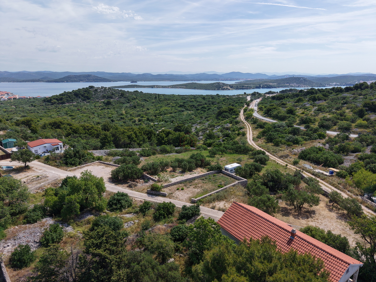 Splendide case in pietra nella parte vecchia di Murter con vista mare e parcheggio
