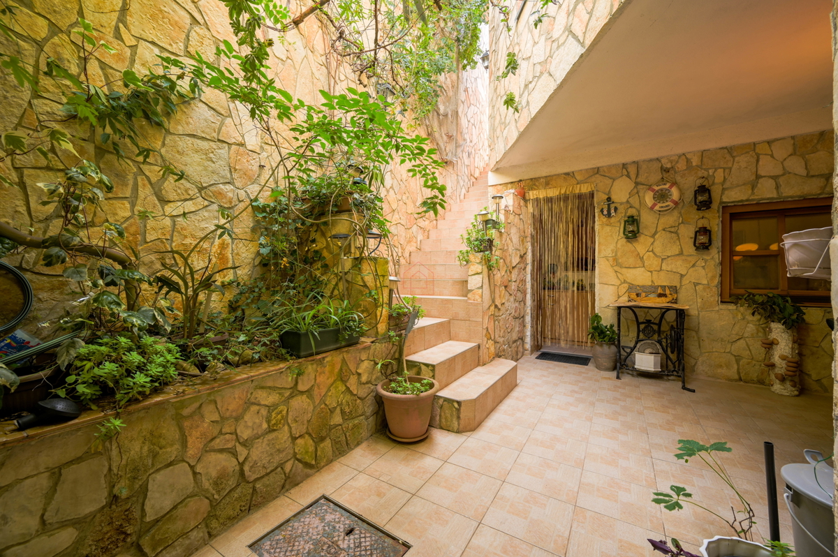 Splendide case in pietra nella parte vecchia di Murter con vista mare e parcheggio