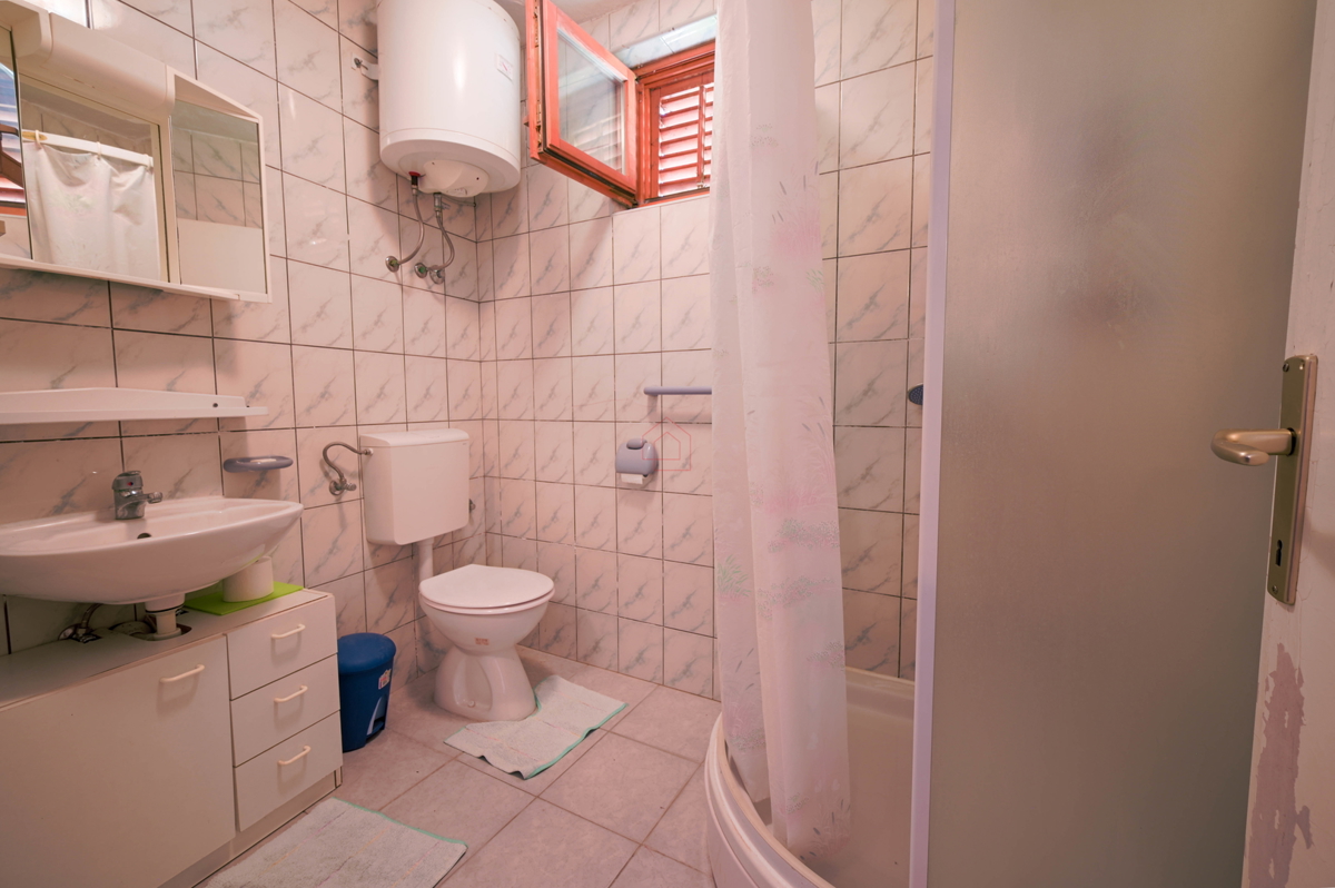 Splendide case in pietra nella parte vecchia di Murter con vista mare e parcheggio