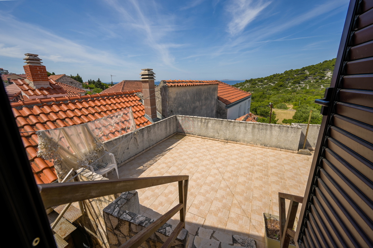 Splendide case in pietra nella parte vecchia di Murter con vista mare e parcheggio
