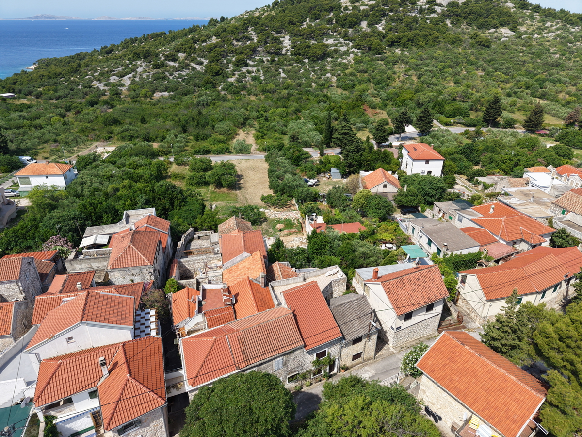 Splendide case in pietra nella parte vecchia di Murter con vista mare e parcheggio