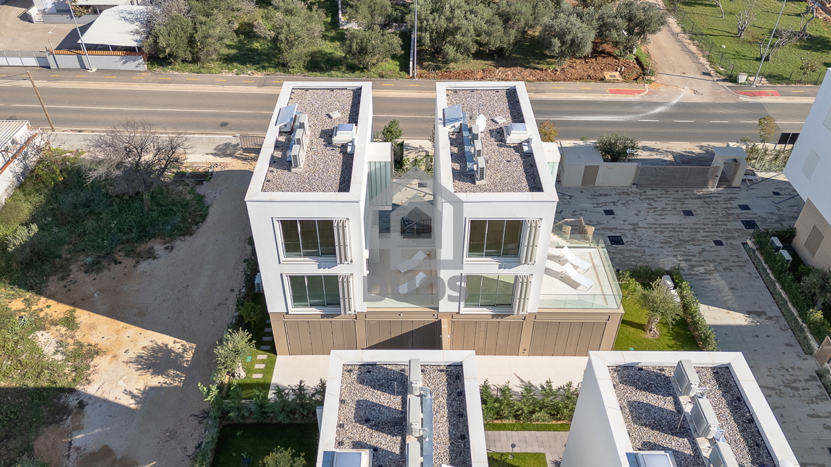 Appartamento su due piani di design subito accanto al mare in un quartiere arredato