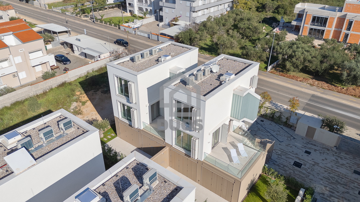 Appartamento su due piani di design subito accanto al mare in un quartiere arredato