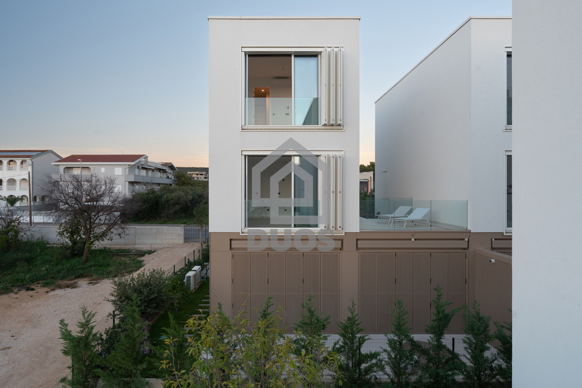 Appartamento su due piani di design subito accanto al mare in un quartiere arredato