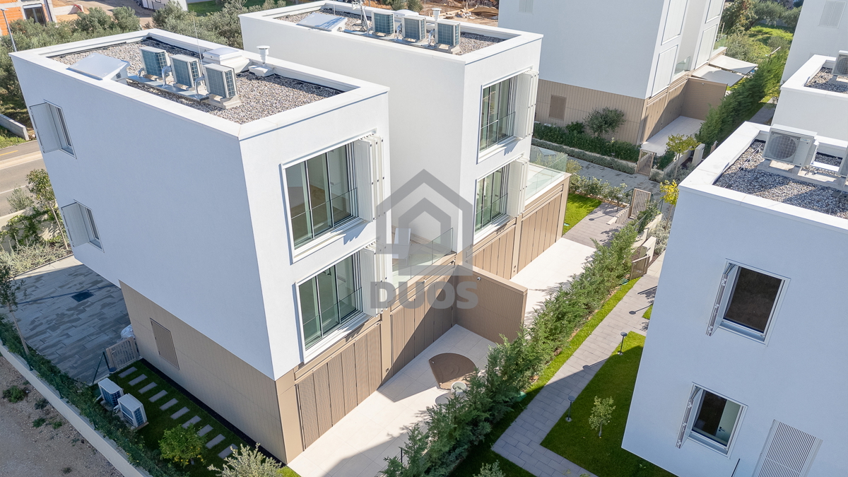 Appartamento su due piani di design subito accanto al mare in un quartiere arredato
