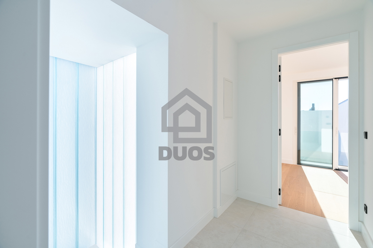 Appartamento su due piani di design subito accanto al mare in un quartiere arredato