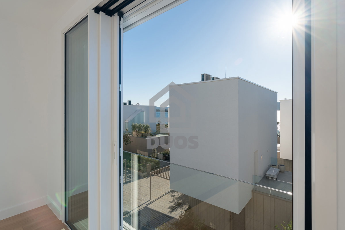 Appartamento su due piani di design subito accanto al mare in un quartiere arredato