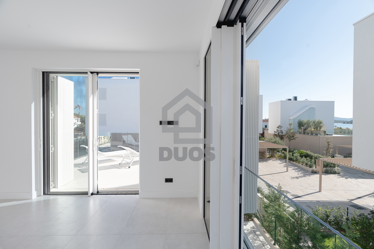 Appartamento su due piani di design subito accanto al mare in un quartiere arredato