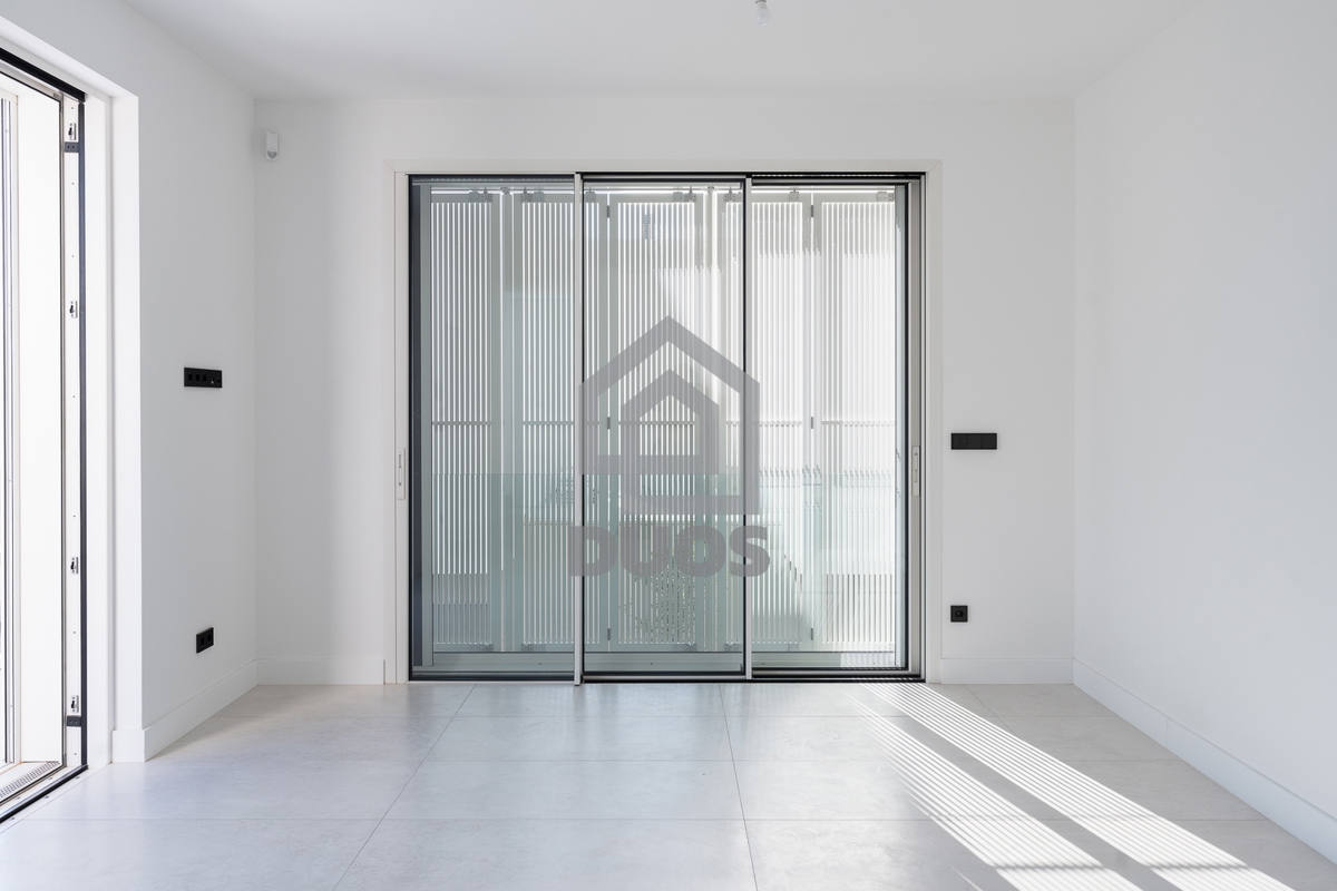 Appartamento su due piani di design subito accanto al mare in un quartiere arredato