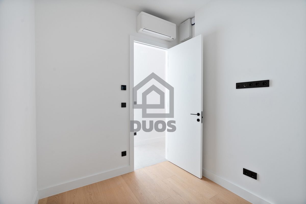 Appartamento su due piani di design subito accanto al mare in un quartiere arredato