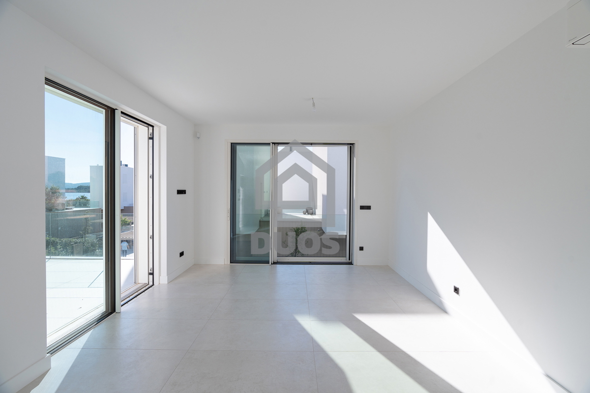 Appartamento su due piani di design subito accanto al mare in un quartiere arredato