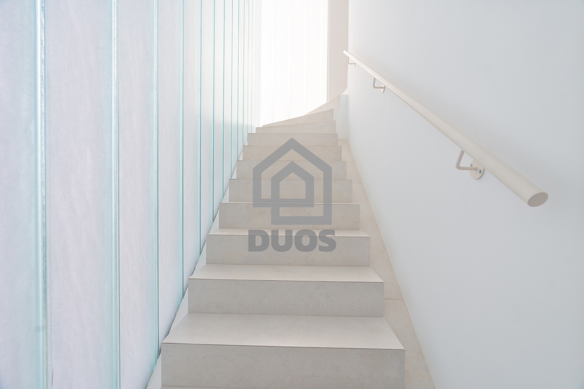 Appartamento su due piani di design subito accanto al mare in un quartiere arredato