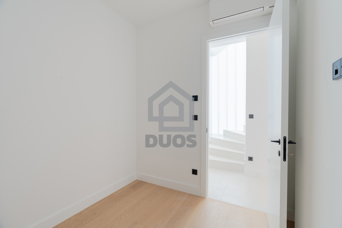 Appartamento su due piani di design subito accanto al mare in un quartiere arredato