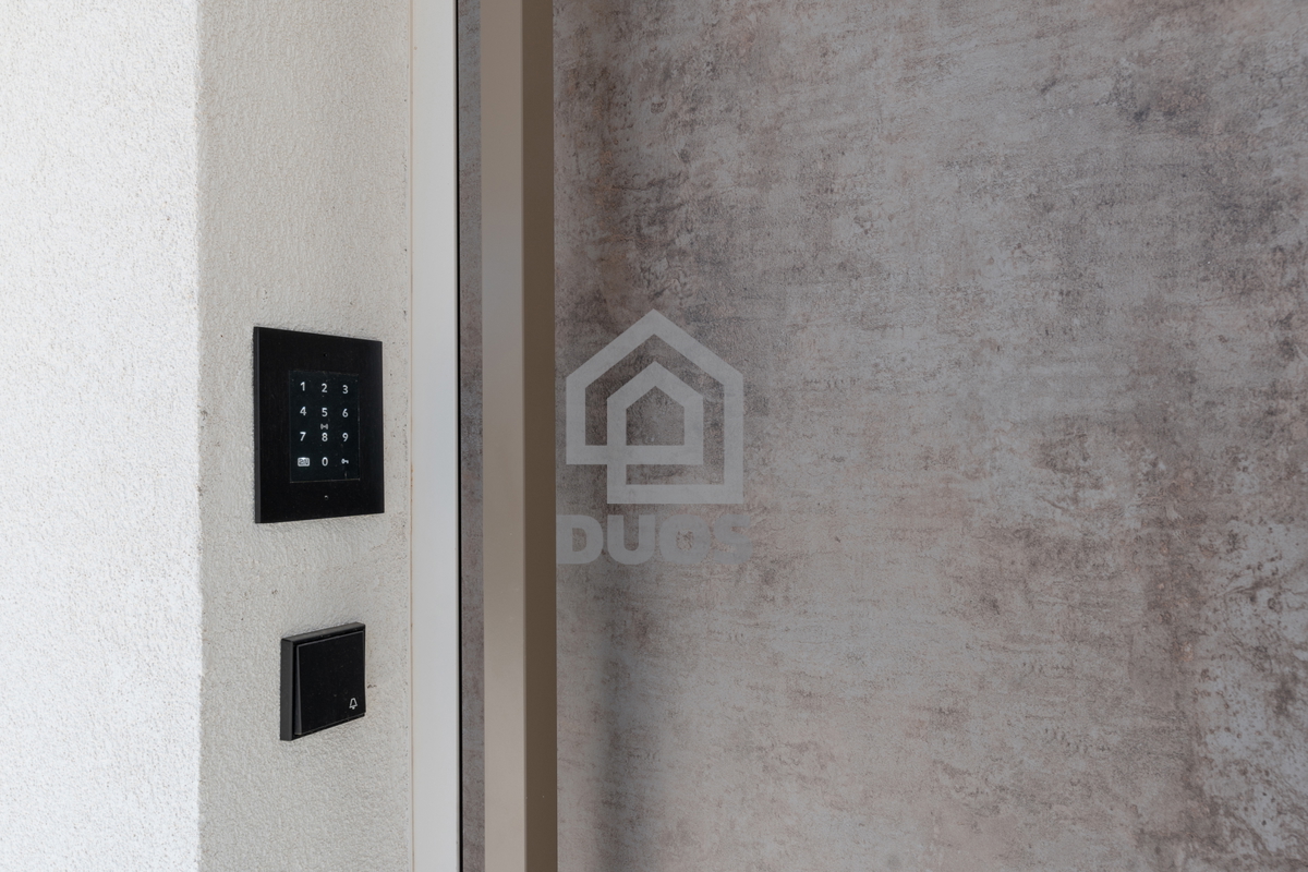 Appartamento su due piani di design subito accanto al mare in un quartiere arredato