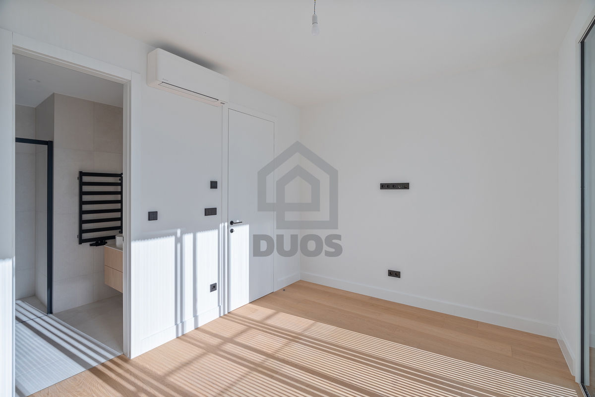 Appartamento su due piani di design subito accanto al mare in un quartiere arredato
