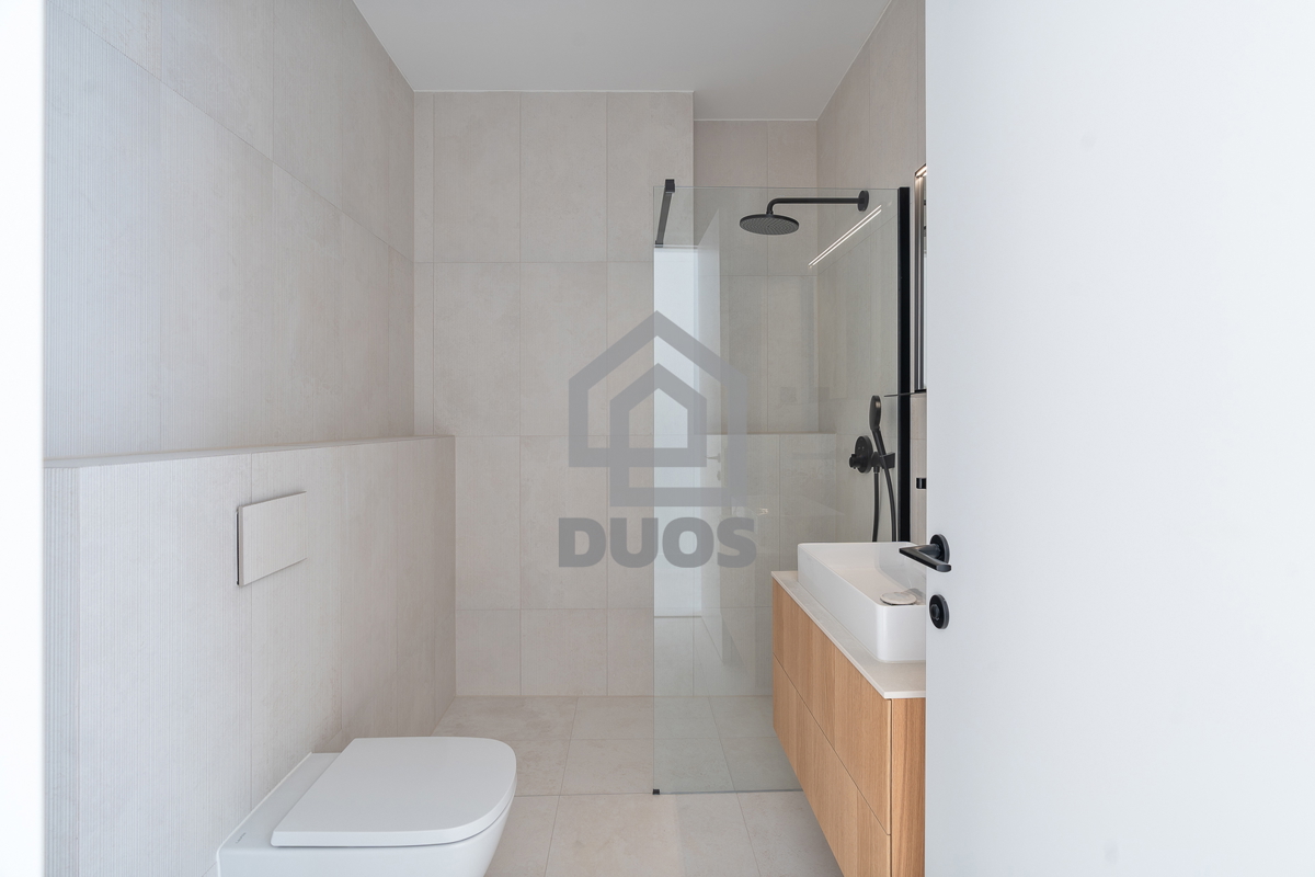 Appartamento su due piani di design subito accanto al mare in un quartiere arredato