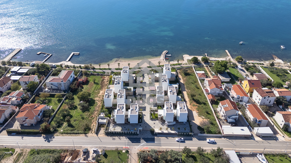 Appartamento su due piani di design subito accanto al mare in un quartiere arredato