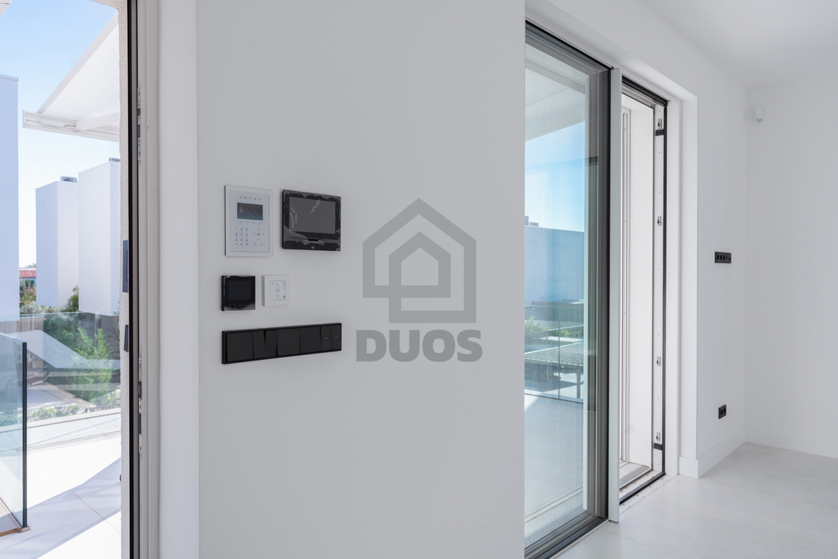 Appartamento su due piani di design subito accanto al mare in un quartiere arredato