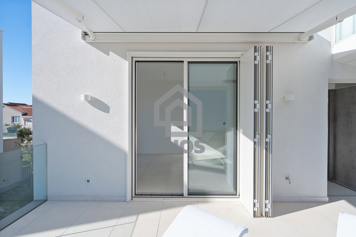 Appartamento su due piani di design subito accanto al mare in un quartiere arredato